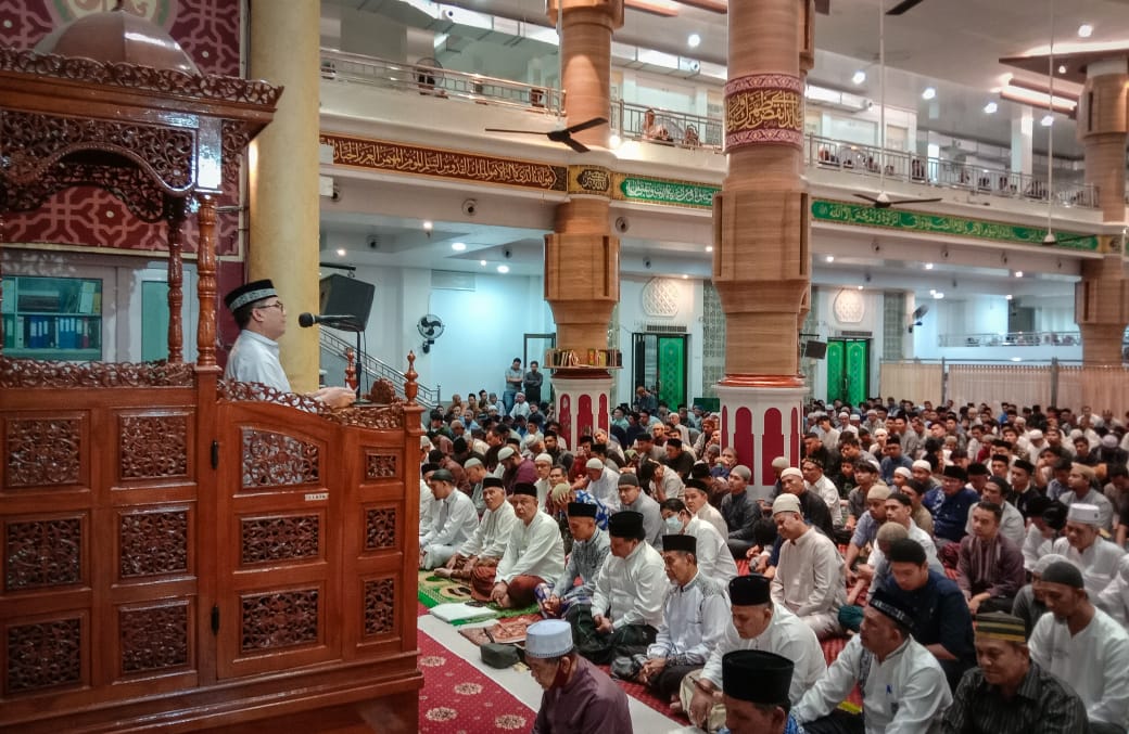 Bakri Siddiq Isi Tausiah Tarawih Malam Pertama di Masjid Oman