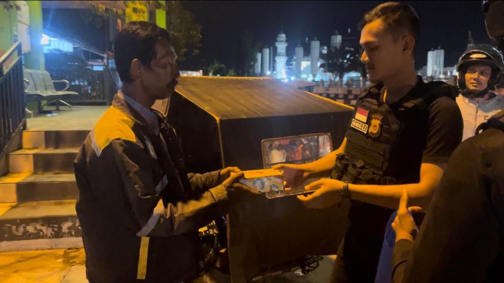Sat Reskrim Polresta Banda Aceh Bagikan Makan Sahur ke Warga Membutuhkan