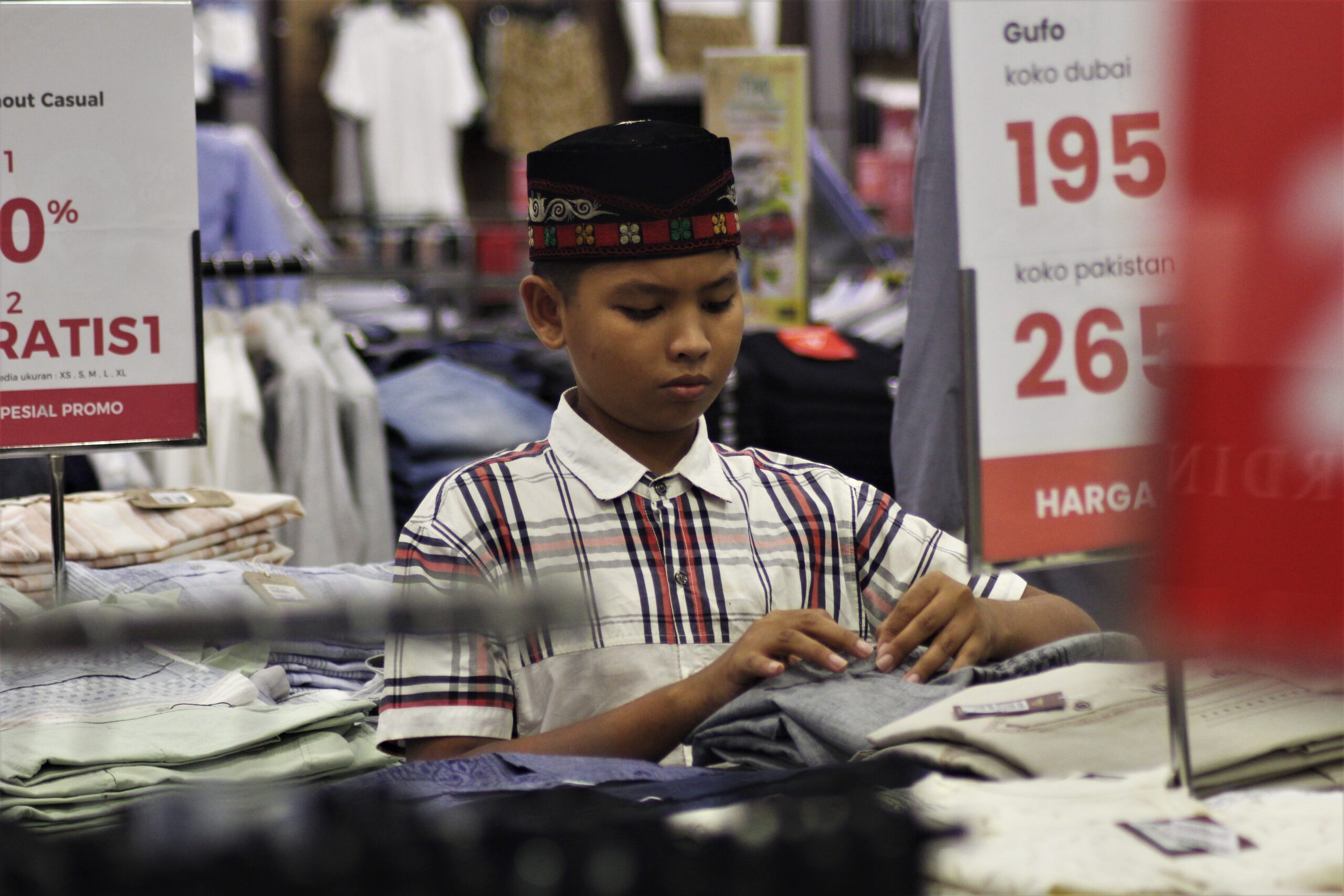 Cerianya Anak Panti RSAN Belanja Baju Lebaran