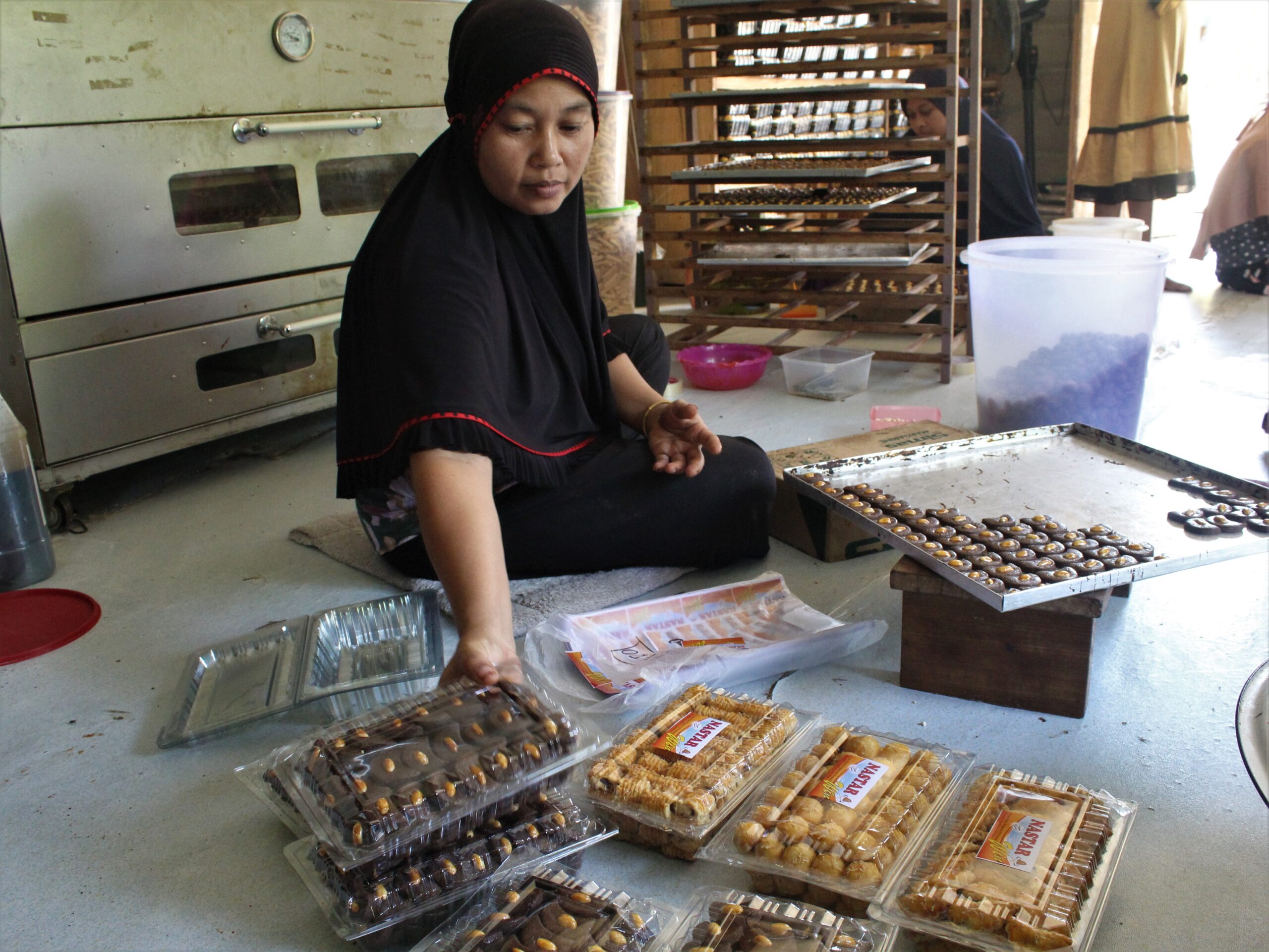 Senyuman Pengusaha Kue Kering Jelang Idul Fitri