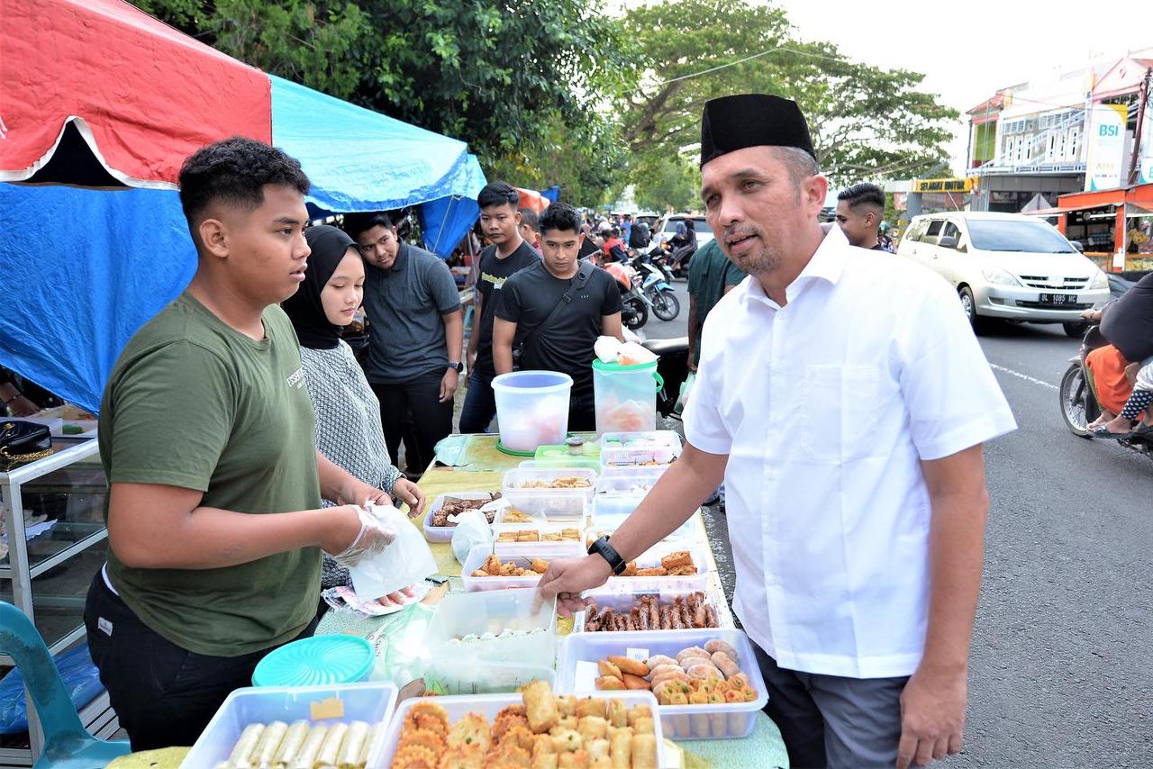 Berburu Takjil, Pj Wali Kota Sabang Borong Dagangan Masyarakat