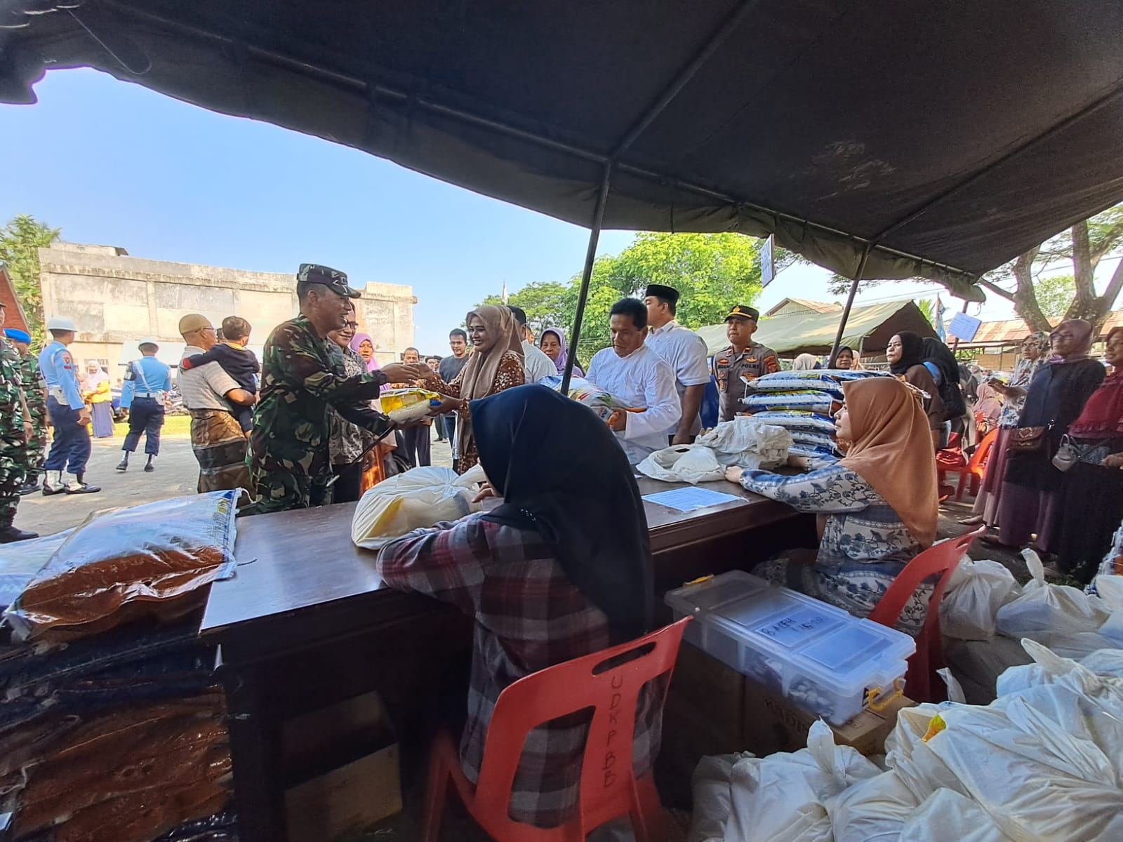 Pasar Murah TNI AU di Lanud SIM Diserbu Emak-emak