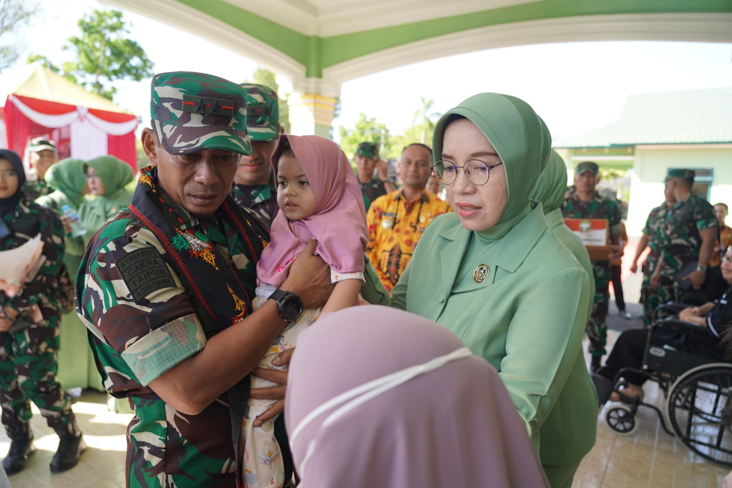 Peduli Keluarga Pra Sejahtera, Pangdam-Ketua Persit KCK Daerah IM Serahkan Bantuan Sosial