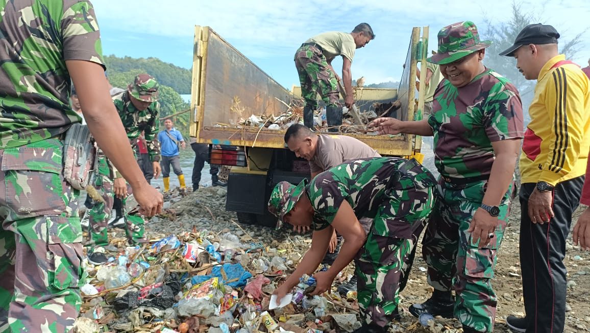 200kg Sampah Diangkut dari Krueng Sarullah Tapaktuan Saat Gotong Royong Masal