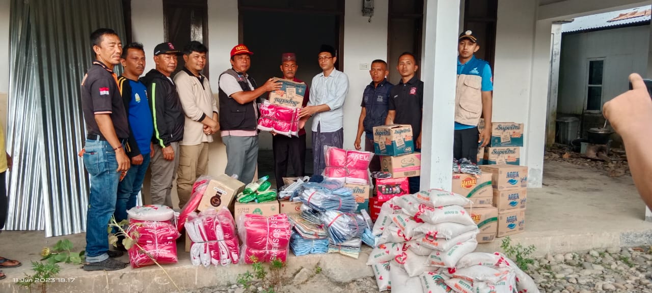 Pemerintah Aceh Selatan Serahkan Bantuan ke Dua Dayah yang Terbakar di Labuhan Haji