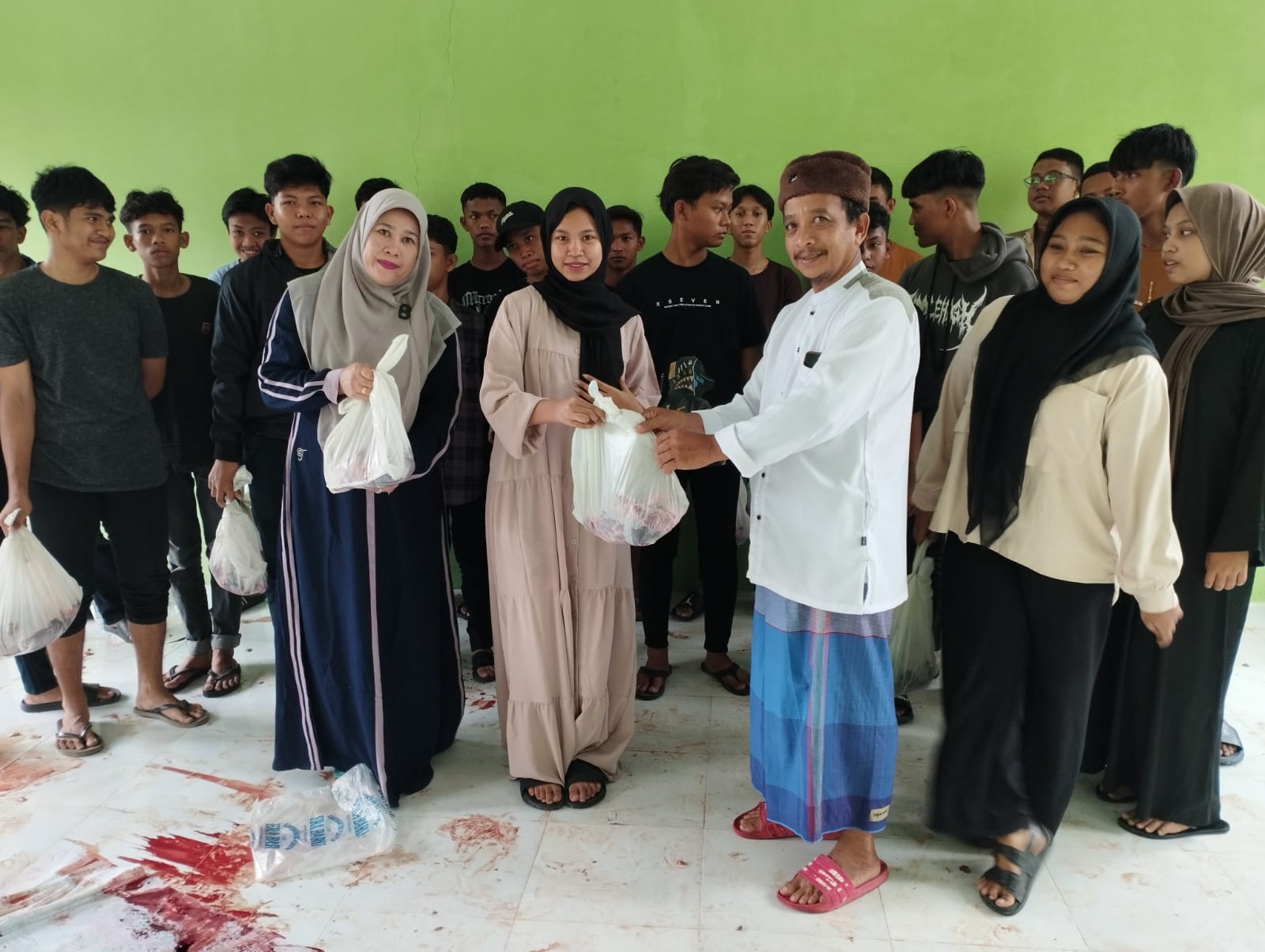 SMA Negeri 15 Adidarma Sembelih Tiga Ekor Sapi Kurban
