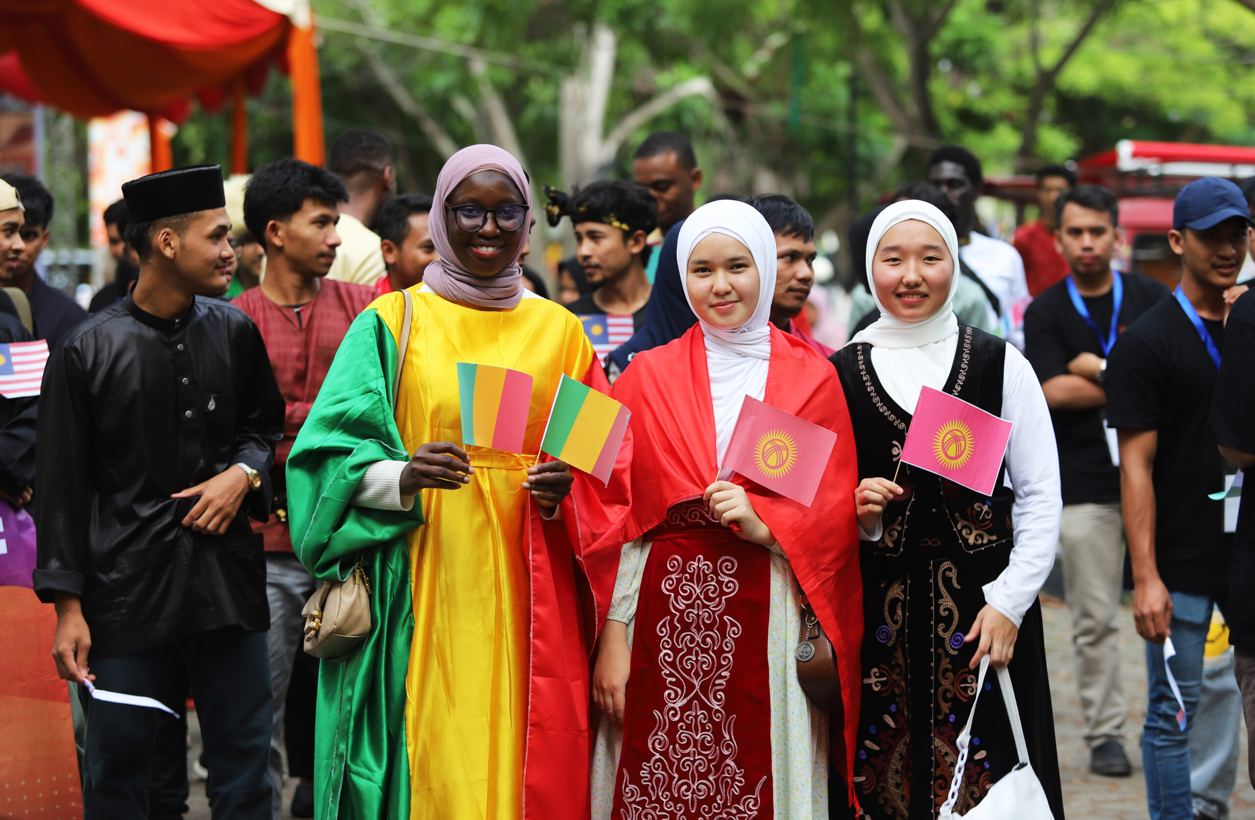 Pakaian Tradisional Lintas Benua Jadi Daya Pukau Parade Internasional USK