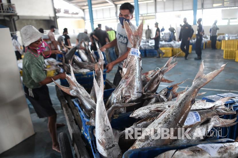 Pekerja menyusun keranjang berisi ikan di Tempat Pelelangan Ikan (TPI) di Muara Angke. (ilustrasi)