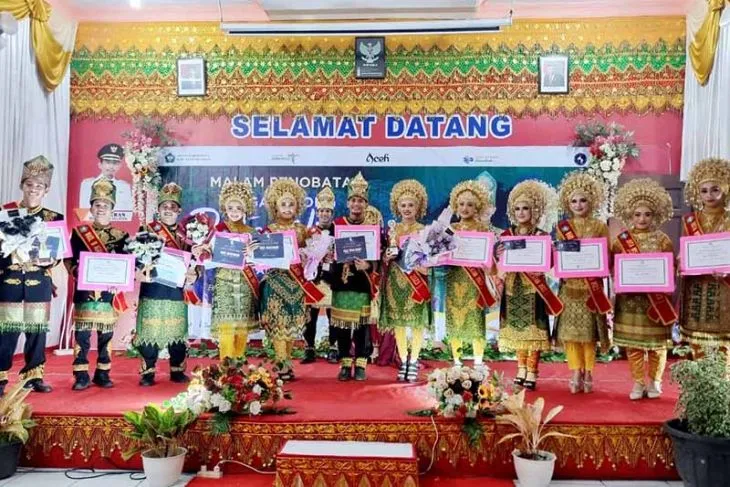 Teguh Darmawan dan Geubrina Zikra Barizki Dinobatkan Sebagai Duta Wisata Agam Inong Aceh Selatan 2023