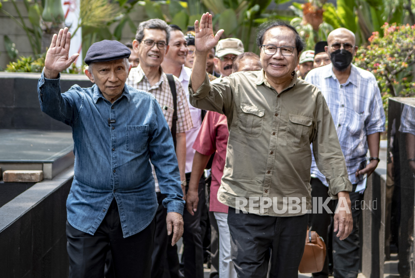 Mantan Menteri Koordinator Bidang Maritim dan Sumber Daya Indonesia Rizal Ramli (kedua kanan) bersama Ketua Majelis Syuro Partai Ummat Amien Rais (kiri) yang tergabung dalam Koalisi Perbaikan Indonesia (KPI) berjalan untuk memberikan laporan kepada KPK di gedung KPK Merah Putih, Jakarta, Senin (21/8/2023). Pada laporannya, KPI mendesak KPK dan Kejaksaan Agung agar memberantas praktek Korupsi, Kolusi dan Nepotisme (KKN) serta praktek kejahatan keuangan lainnya.