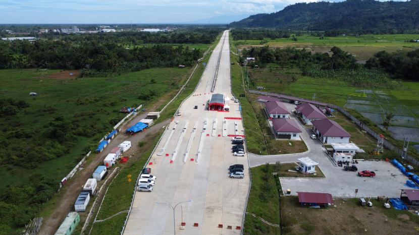 Foto udara suasana di salah satu bagian dari proyek pembangunan Tol Padang-Pekanbaru, Kabupaten Padang Pariaman, Sumatera Barat, Sabtu (27/8/2022).