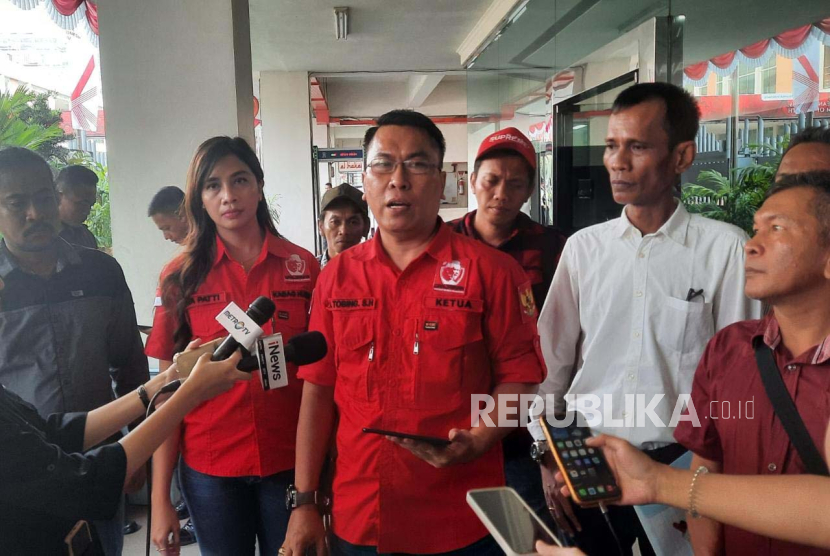 Ketua Ganjarian Spartan DKI Jakarta, Anggiat Tobing, ketika diwawancarai awak media sebelum melaporkan kegiatan deklarasi koalisi capres Prabowo Subianto ke Bawaslu RI di kantor lembaga pengawas pemilu itu, Jakarta, Rabu (16/8/2023). Tobing bertindak sebagai kuasa hukum Masyarakat Pecinta Museum Indonesia (MPMI) melaporkan acara deklarasi yang berlangsung di Museum Naskah Proklamasi itu karena diduga menabrak ketentuan larangan berkampanye di fasilitas pemerintah.
