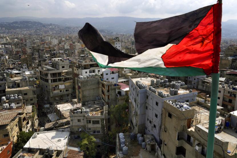 Bendera Palestina yang robek berkibar di kamp pengungsi Palestina Bourj al-Barajneh, di Beirut, Lebanon. China memberikan dukungan untuk UNRWA di bawah PBB