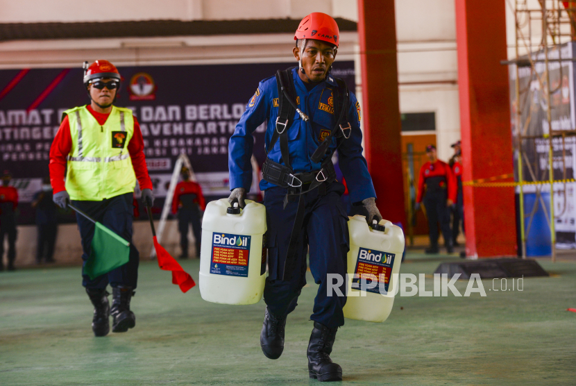 Petugas Dinas Gulkarmat. Dinas Gulkarmat DKI Jakarta menyiram sejumlah ruas jalan protokol pada Jumat (25/8/2023).