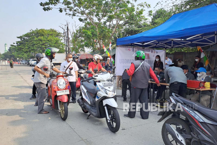 Aktivitas uji coba perdana tilang uji emisi kendaraan bermotor di Jalan Perintis Kemerdekaan, Jakarta Timur, Jumat (25/8/2023).