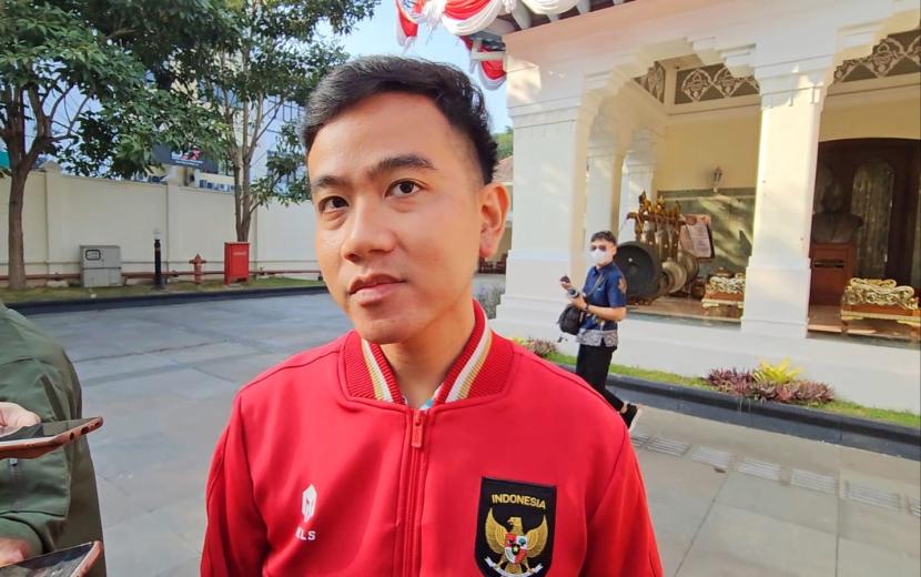 Wali kota Solo Gibran Rakabuming, Senin (14/8/2023). Walkot Solo Gibran Rakabuming minta jangan tanya soal Golkar-PAN merapat ke Prabowo.
