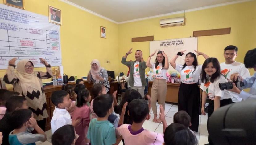 Fauzan dan Karen menggelar pendidikan bertema Satu Langkah Satu Karya di Pendidikan Anak Usia Dini (PAUD) Flamboyan ll, Jatinegara, Jaktim, Selasa (15/8/2023).
