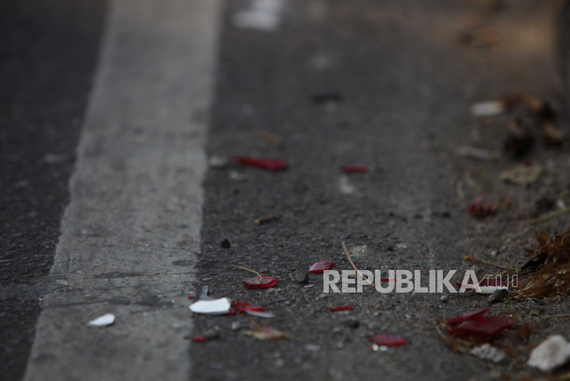 Serpihan bekas kecelakaan antara truk dan motor yang melawan arah di Jalan Raya Lenteng Agung, Jakarta Selatan, Selasa (22/8/2023). Pasca kecelakaan lalu lintas antara truk dan tujuh pengendara motor yang melawan arah pelanggaran lalu lintas masih kerap dilakukan di jalan tersebut. Pengendara motor lebih memilih melawan arah untuk mempersingkat jarak tempuh menuju tempat tujuan meskipun dapat membahayakan keselamatannya maupun pengendara lain.