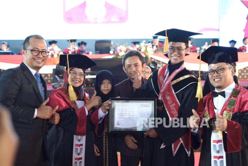 Telkom University mewisuda 1.479 lulusan dari seluruh fakultas, Sabtu (26/8/2023) secara luring. Mereka diharapkan bersaing di dunia kerja dan usaha serta menjadi problem solving di masyarakat.