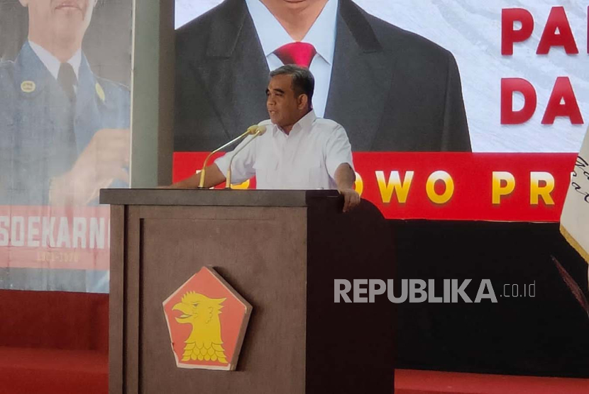 Sekretaris Jenderal Partai Gerindra Ahmad Muzani berpidato dalam acara konsilidasi akbar pengurus Partai Gerindra Jakarta Selatan di Lapangan Blok S, Sabtu (12/8/2023).