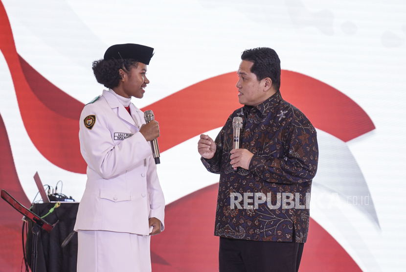 Erick Thohir (kanan) berbincang dengan anggota Paskibraka asal Papua. Relawan Balad Erick Thohir menggelar berbagai kegiatan di 20 kabupaten dan kota
