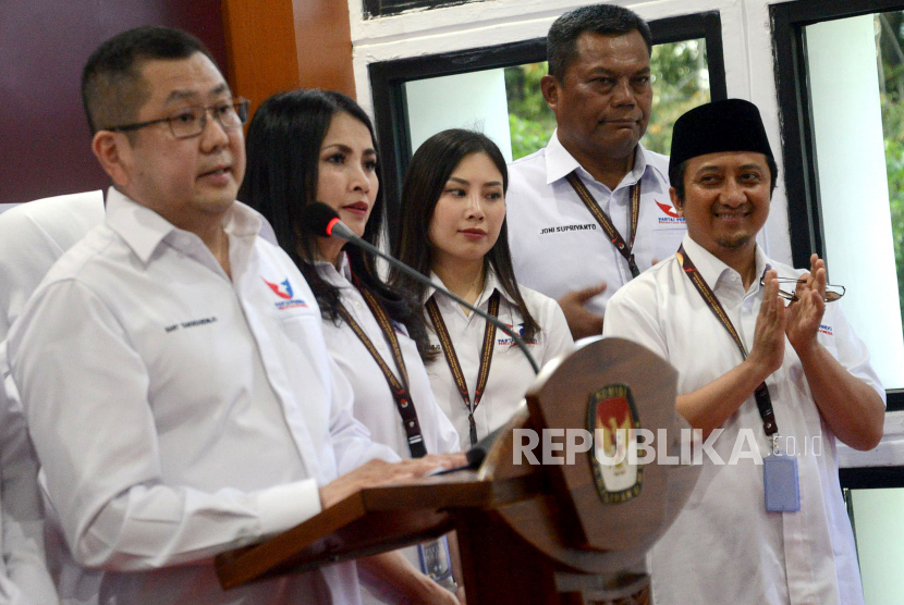Ustaz Yusuf Mansur turut hadir dalam penyerahan berkas pengajuan bakal calon legislatif (bacaleg) Partai Persatuan Indonesia (Perindo) untuk Pemilu 2024, di Kantor KPU, Jakarta, Ahad (14/5/2023). Ustadz Yusuf Mansur terlihat mengenakan baju Perindo yang identik dengan warna putih dengan logo di bagian dada. Ketua Umum DPP Partai Persatuan Indonesia ( Perindo ) Hary Tanoesoedibjo (HT) menyebutkan bahwa Bacaleg tersebut terdapat dari ulama hingga artis. Dari ulama terdapat Tuan Guru Bajang (TGB) HM Zainul Majdi dan Ustad Yusuf Mansur.