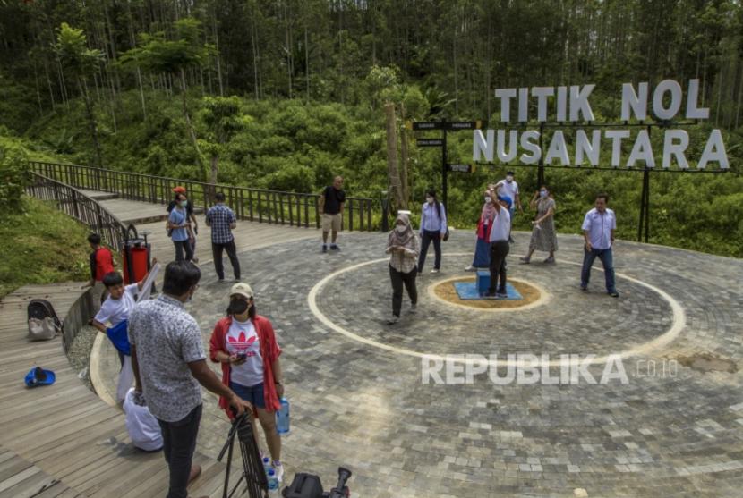 Warga bersantai di lokasi titik nol Ibu Kota Negara (IKN) Sepaku, Kabupaten Penajam Paser Utara, Kalimantan Timur, Rabu (17/8/2022).