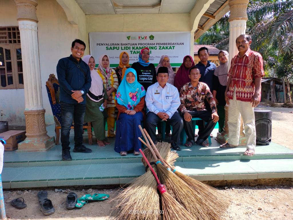 DD Waspada Serahkan Modal Usaha Pemberdayaan Sapu Lidi di Labuhanbatu