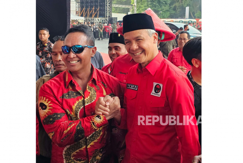 Mantan panglima TNI Jenderal (Purn) Andika Perkasa berfoto bersama dengan bakal capres PDIP, Ganjar Pranowo