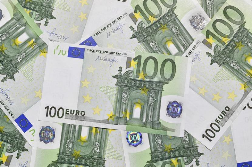 Lembaran 100 euro. Iran meminta dana yang dicairkan dikirim dikonversi dari matang uang won ke euro.