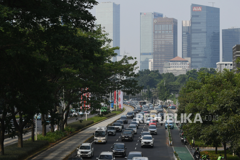 Suasana kemacetan di Jalan Jenderal Sudirman, Jakarta, Jumat (18/8/2023). Pemerintah Provinsi DKI Jakarta melakukan uji coba kebijakan work from home (WFH) 50 persen bagi Aparatur Sipil Negara (ASN) Pemprov DKI Jakarta dimulai 21 Agustus 2023 untuk mengurangi kemacetan dan polusi udara serta memberikan kenyamanan saat KTT ASEAN berlangsung di Jakarta.