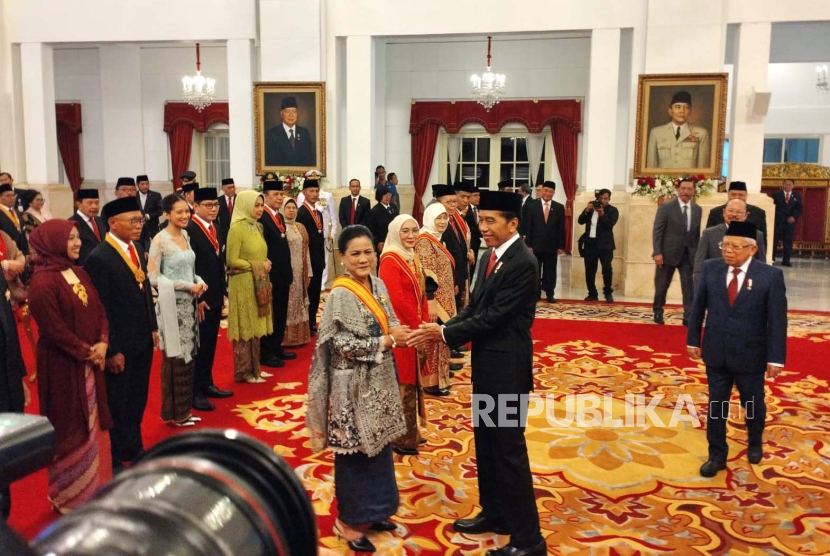 Presiden Joko Widodo (Jokowi) memberikan gelar tanda jasa dan tanda kehormatan kepada 18 tokoh dalam upacara yang digelar di Istana Negara, Jakarta, Senin (14/8/2023). Salah satu tokoh yang menerima gelar tanda jasa dan kehormatan tersebut yakni Iriana Jokowi yang dianugerahi Bintang Republik Indonesia Adipradana.