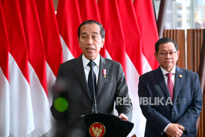 Presiden Jokowi saat memberikan keterangan pers di Bandara Internasional Kualanamu, sebelum bertolak ke Afrika, Ahad (20/8/2023).