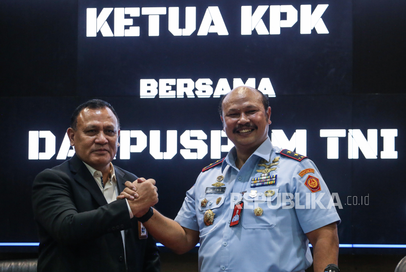 Danpuspom Marsekal Muda Agung Handoko (kanan) bersama Ketua KPK Firli Bahuri (kiri)di Mabes TNI, Cilangkap, Jakarta Timur, Senin (31/7/2023).