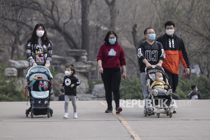 Orang-orang memakai masker mengunjungi Kebun Binatang di Cina (ilustrasi).