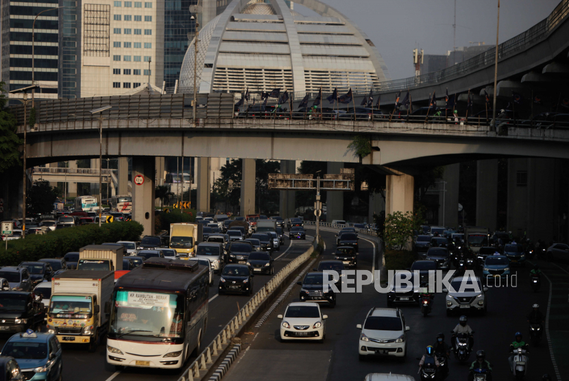 Sejumlah kendaraan keluar dari Tol Dalam Kota menuju Jalan Raya Gatot Subroto di Jakarta Selatan, Selasa (11/7/2023). Dirlantas Polda Metro Jaya memberlakukan ganjil genap di 28 titik pintu keluar Jalan Tol Dalam Kota guna mengurai kemacetan Jakarta.