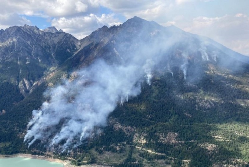 Foto udara menunjukkan kebakaran hutan di dekat Downton Lake, bagian selatan British Columbia, Kanada, pada 26 Juli 2023.