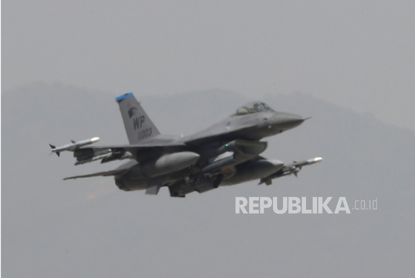 Sebuah jet tempur F-16 Angkatan Udara AS lepas landas dari pangkalan udara saat Korea Selatan dan AS melakukan latihan udara gabungan berskala besar di tengah upaya bersama untuk mempertajam pencegahan terhadap ancaman militer Korea Utara, di kota barat daya Gwangju, Korea Selatan, Senin (17/4/2023).