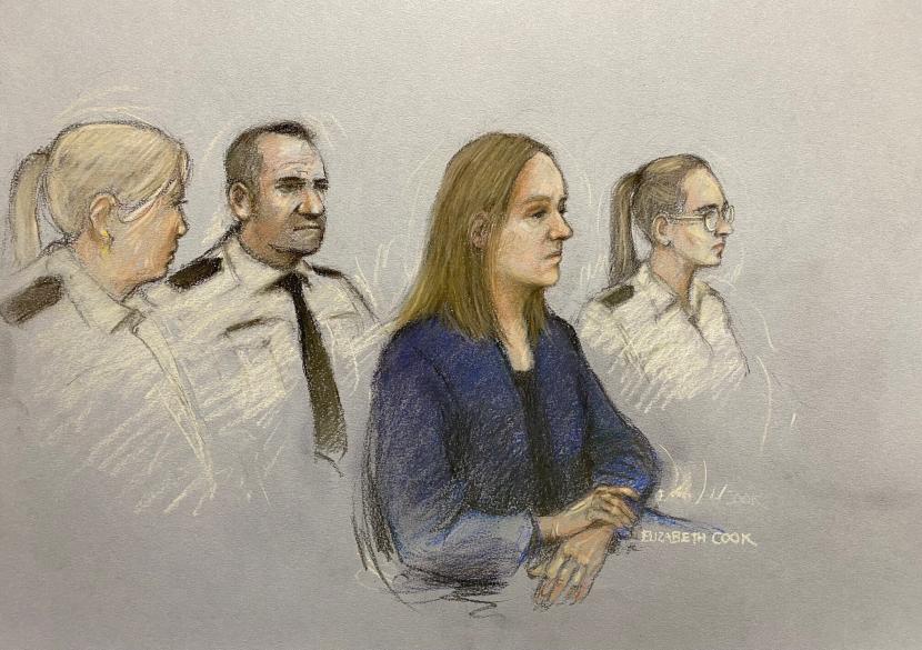Sketsa yang dibuat oleh seniman pengadilan Elizabeth Cook memperlihatkan Lucy Letby muncul di Manchester Crown Court, di Manchester, Inggris, Senin 10 Oktober 2022. Perawat berusia 32 tahun itu telah didakwa dengan pembunuhan dalam kematian lima bayi laki-laki dan dua perempuan , dan percobaan pembunuhan terhadap lima bayi laki-laki dan lima bayi perempuan, saat dia bekerja di Countess of Chester Hospital di Inggris antara 2015 hingga 2016