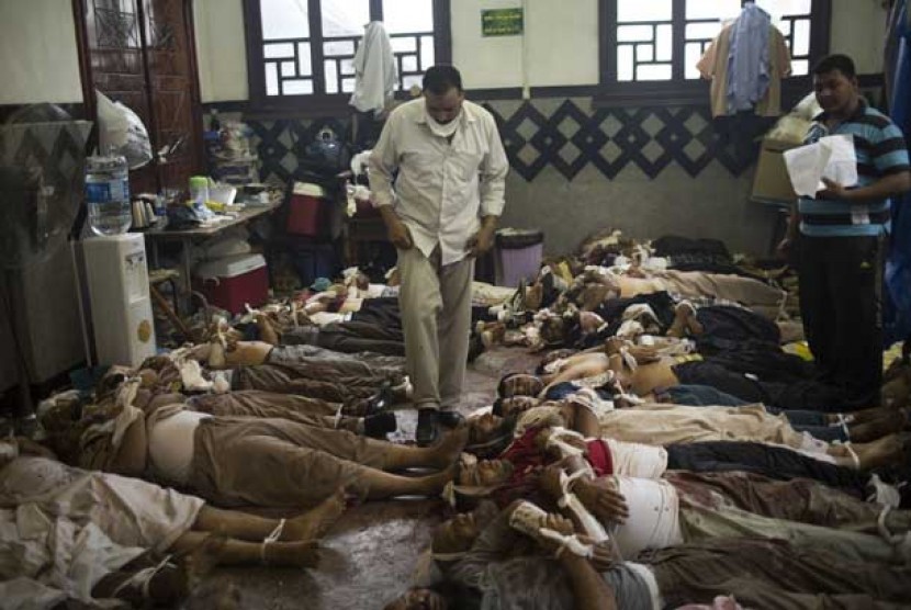 Deretan jenazah korban pembantaian di Rabaa Al Adawiya dikumpulkan di kamar mayat di Nasr City,Kairo, 14 Agustus 2013..