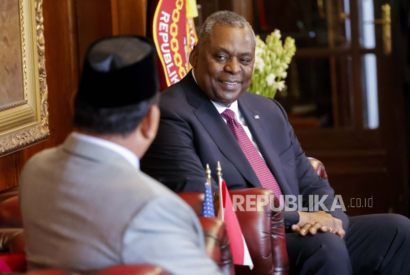 Menteri Pertahanan AS Lloyd Austin (kanan) berbicara dengan Menteri Pertahanan Prabowo Subianto.