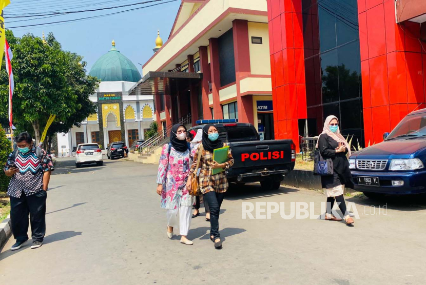 Juru Bicara RS Sentosa Bogor, Gregg Djako, mendampingi tujuh nakes dalam pemeriksaan kasus bayi tertukar di Polres Bogor, Rabu (16/8/2023).