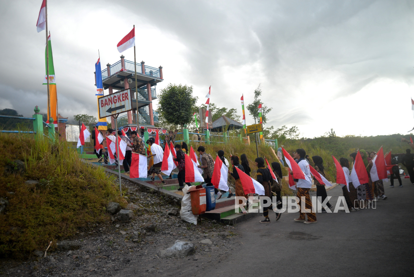Pengibaran bendera (ilustrasi).