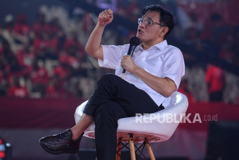 Politikus Budiman Sudjatmiko  saat mengisi diskusi pada acara Kopi Darat Nasional (Kopdarnas) Partai Solidaritas Indonesia (PSI) di Tenis Indoor, Senayan, Jakarta, Selasa (22/7/2023). Kegiatan Kopdarnas tersebut dalam rangka pembahasan sikap politik PSI dalam menghadapi Pilpres 2024 mendatang, juga membahas terkait pemenangan pada Pemilu 2024. Kehadiran tokoh politik tersebut untuk menjadi pembicara diskusi yang membahas tentang kepemimpinan dan peran pemuda dalam dunia politik.