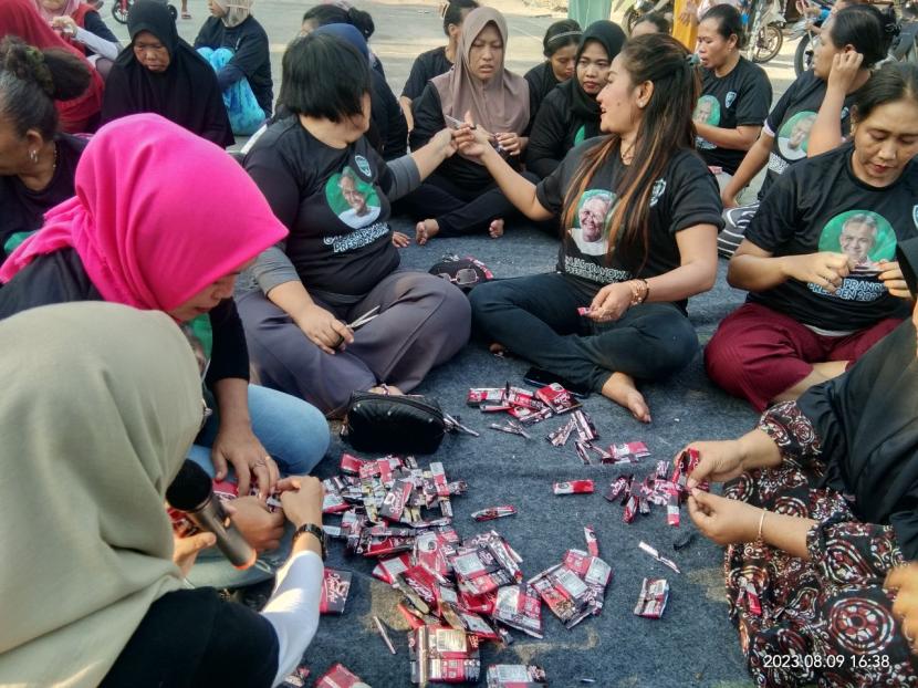 Kegiatan berbagi ceria bersama para ibu yang ada di Jalan Ancol Selatan II RT 014, RW007 Kelurahan Sunter Agung, Kecamatan Tanjung Priok, Jakarta Utara.