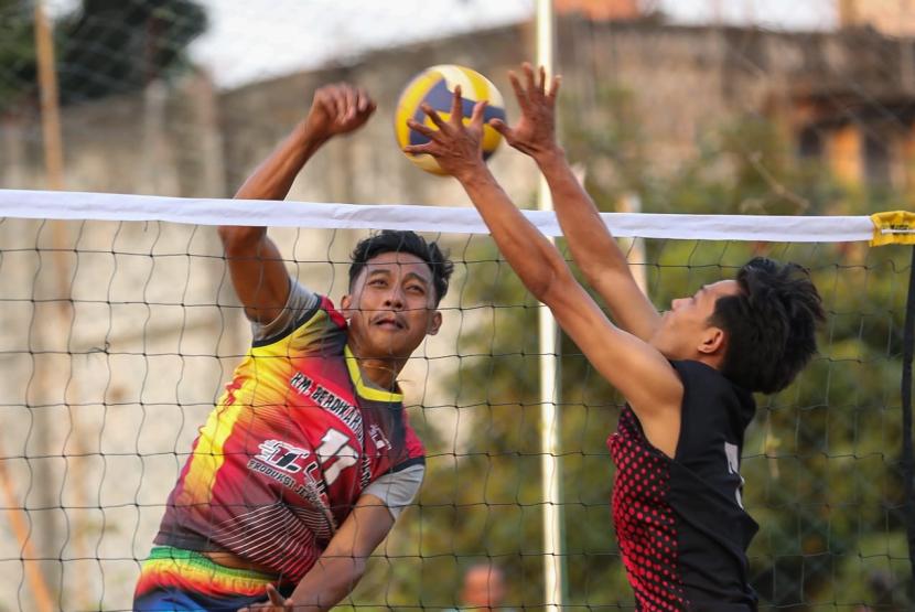Turnamen bola voli persahabatan yang melibatkan anak muda dari Desa Sulang dan Desa Seren, Sulang, Rembang, Jawa Tengah.