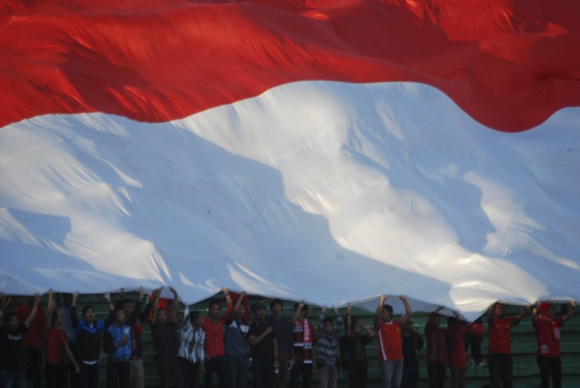Bendera merah putih. Seorang pria berusia 22 tahun di Bengkalis, Riau memasang bendera Merah Putih di leher anjing.