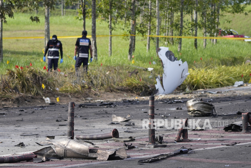 Petugas Unit Forensik Polisi Kerajaan Malaysia melakukan olah TKP di lokasi kecelakaan pesawat ringan di Elmina, negara bagian Selangor, Malaysia, Kamis (17/8/2023).
