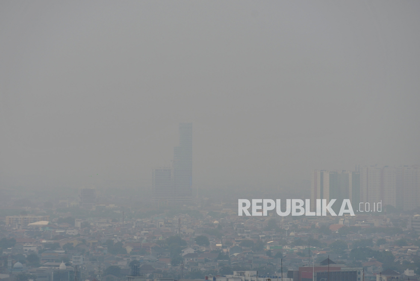 Kondisi polusi di langit Jakarta terlihat dari Gedung Perpustaakan Nasional, Jakarta Pusat, Senin (14/8/2023).