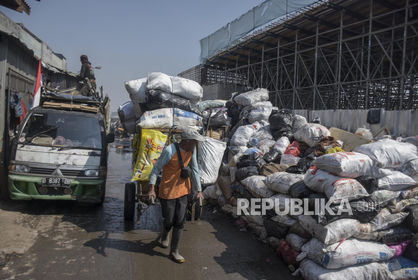 Petugas menarik gerobak sampah di Ciroyom, Kota Bandung, Jawa Barat, Kamis (24/8/2023). Penumpukan sampah tersebut imbas dari penutupan sementara TPA Sarimukti akibat kebakaran yang hingga saat ini belum berhasil dipadamkan.